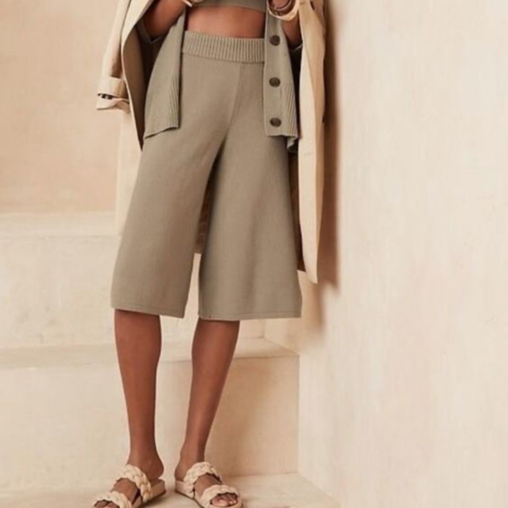 Banana Republic cashmere wide leg cropped culottes olive small